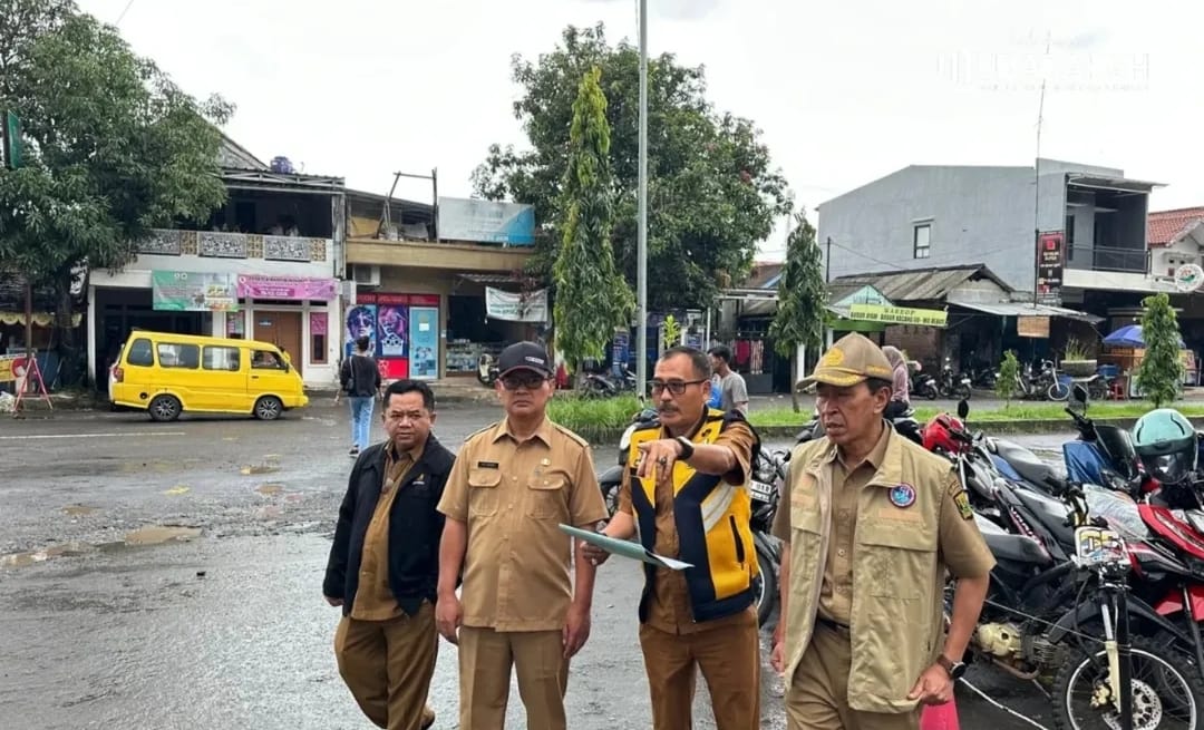 Sekda dan Kadis PU Kabupaten Sukabumi Tinjau Perbaikan Jalan di Palabuhanratu